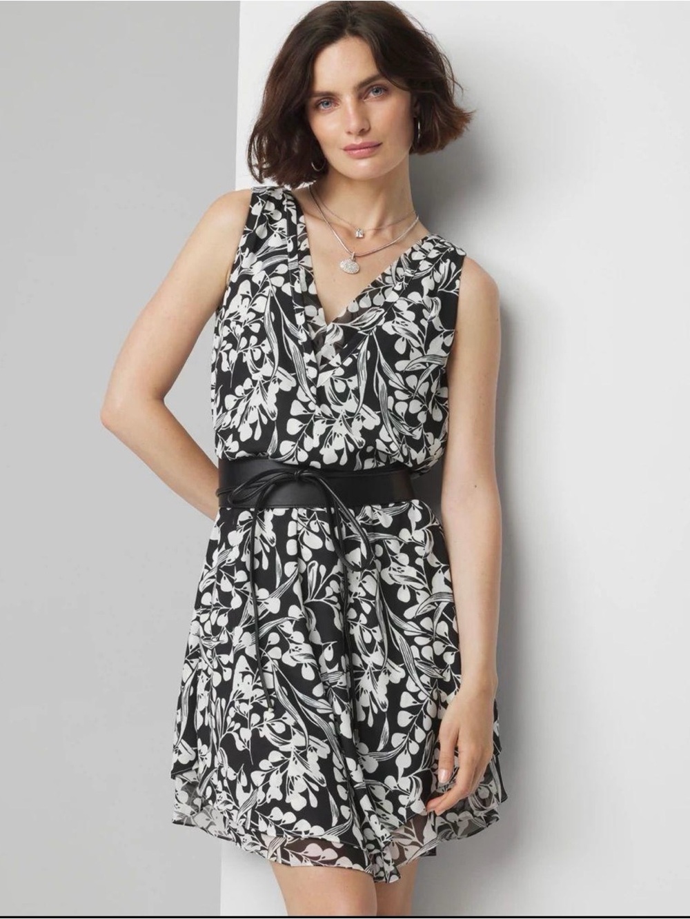 White House Black Market Black and White Floral V-Neck Sleeveless Dress